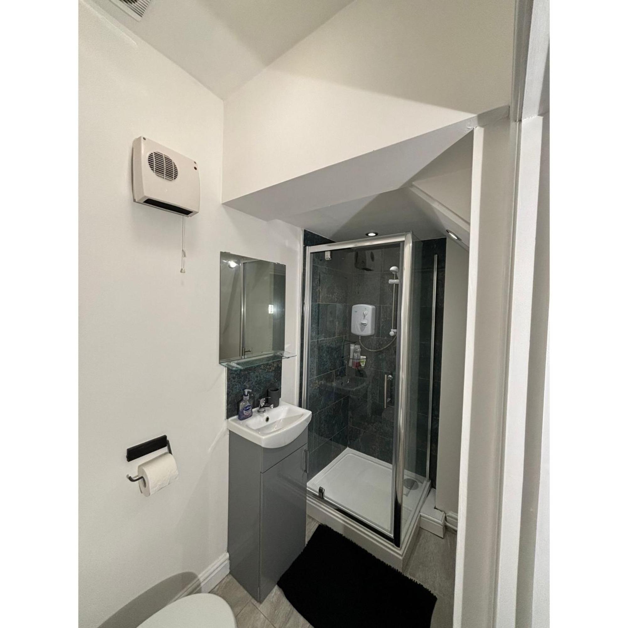 Enjoy A Spacious Lounge With A Cozy Sofa Bed And A Private Ensuite Bedroom Wednesbury Εξωτερικό φωτογραφία