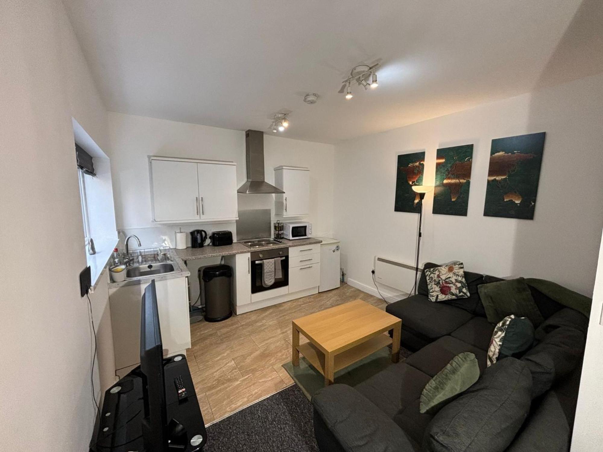 Enjoy A Spacious Lounge With A Cozy Sofa Bed And A Private Ensuite Bedroom Wednesbury Εξωτερικό φωτογραφία