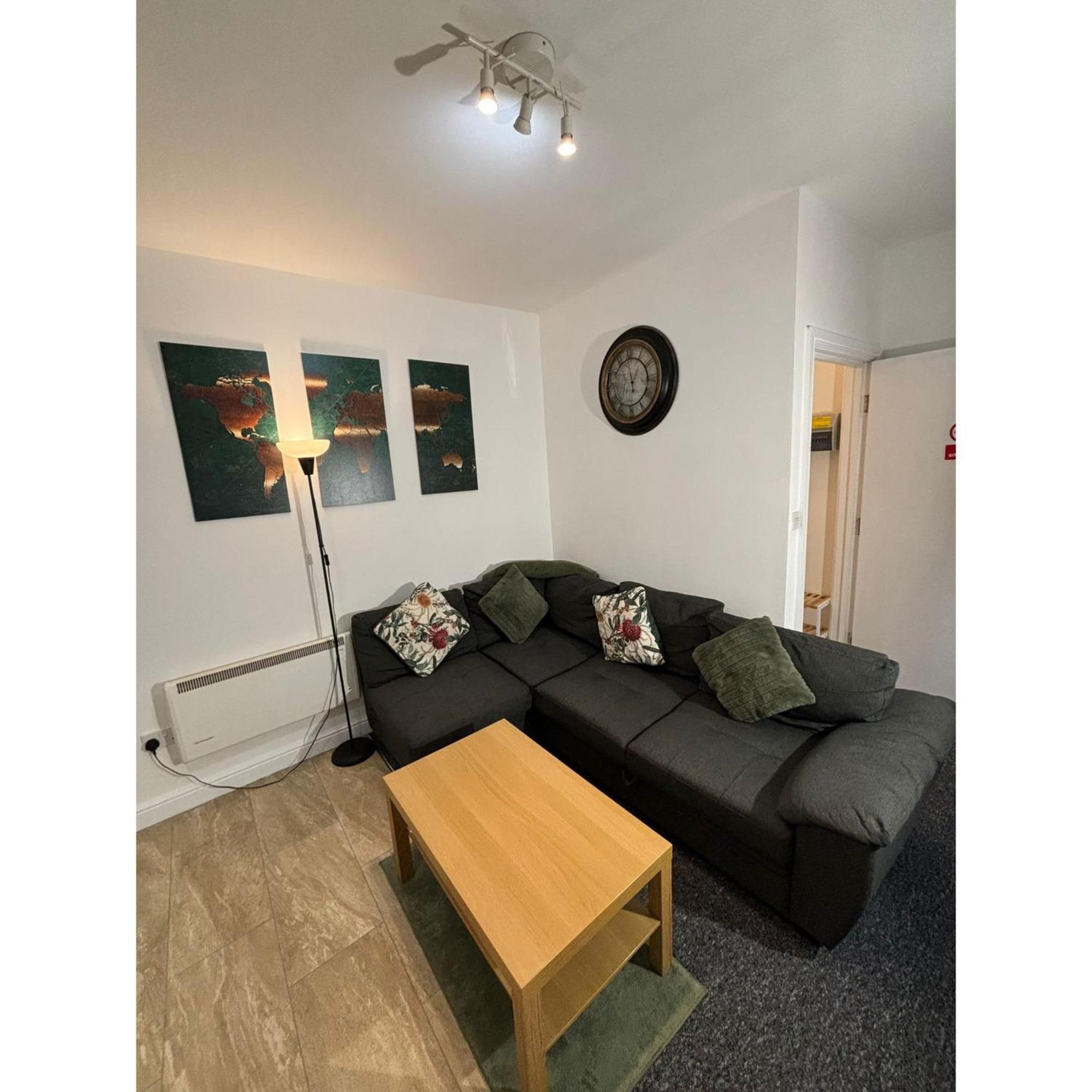 Enjoy A Spacious Lounge With A Cozy Sofa Bed And A Private Ensuite Bedroom Wednesbury Εξωτερικό φωτογραφία