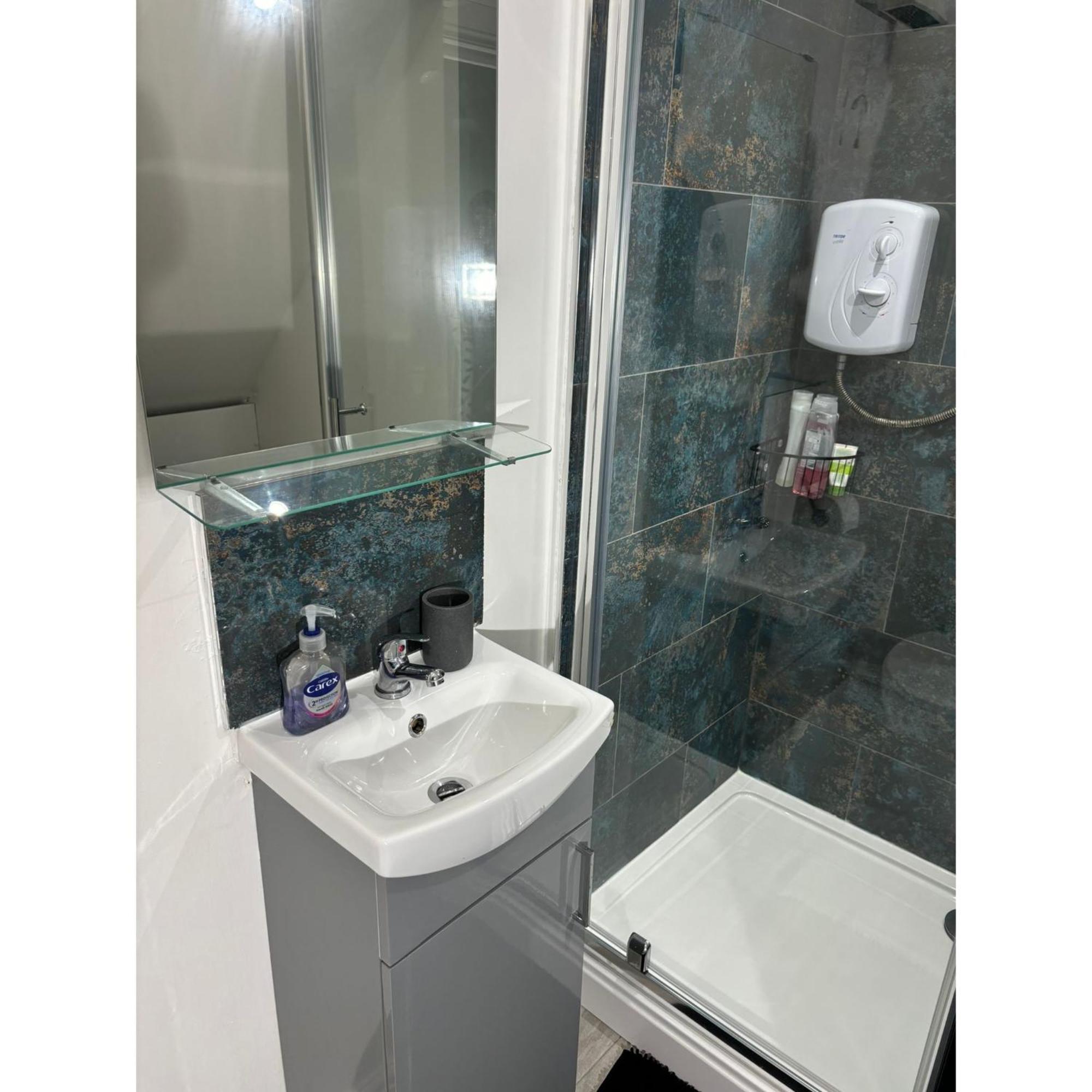 Enjoy A Spacious Lounge With A Cozy Sofa Bed And A Private Ensuite Bedroom Wednesbury Εξωτερικό φωτογραφία
